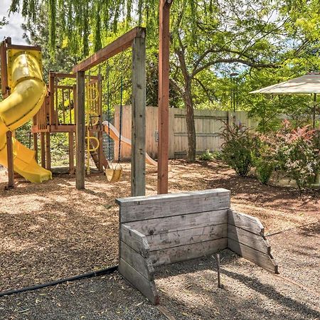 Central Medford Family Retreat With Large Yard! Exteriör bild