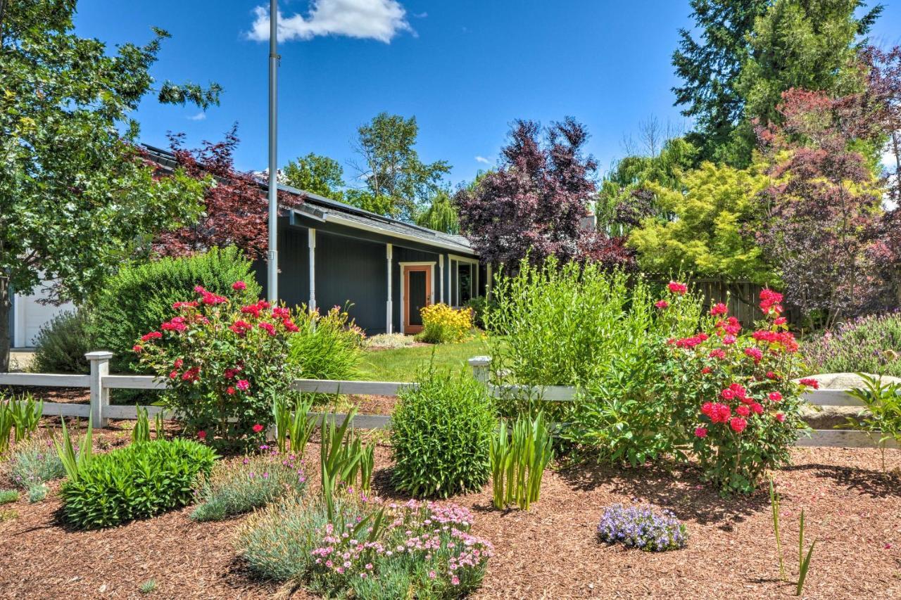 Central Medford Family Retreat With Large Yard! Exteriör bild
