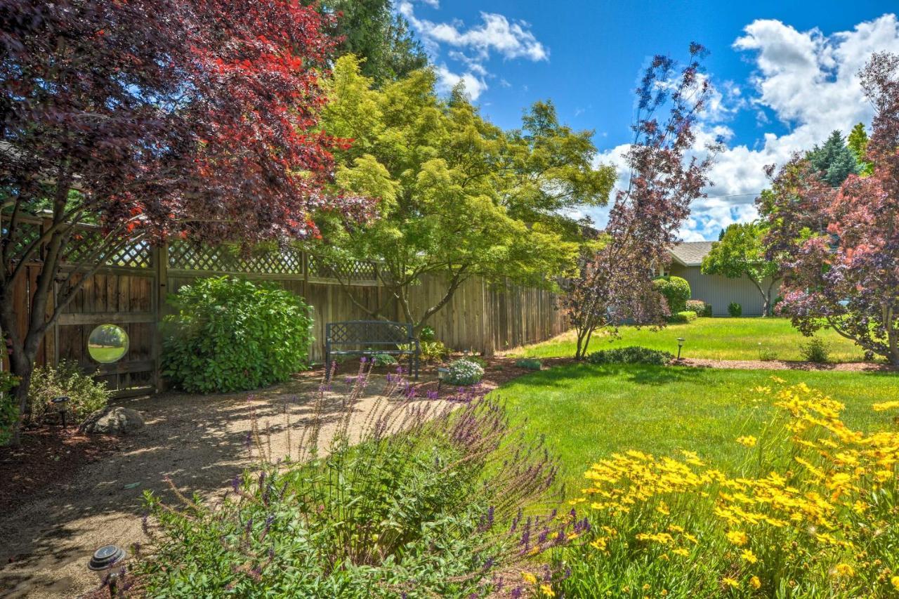Central Medford Family Retreat With Large Yard! Exteriör bild