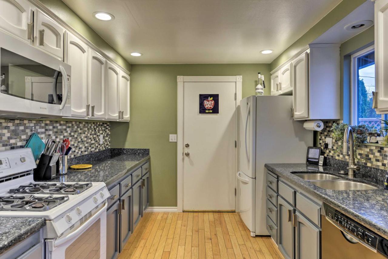 Central Medford Family Retreat With Large Yard! Exteriör bild