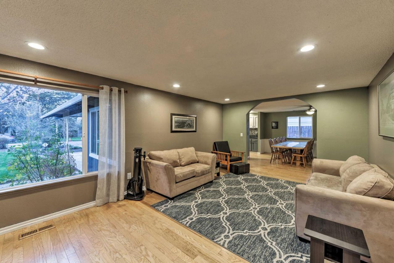 Central Medford Family Retreat With Large Yard! Exteriör bild